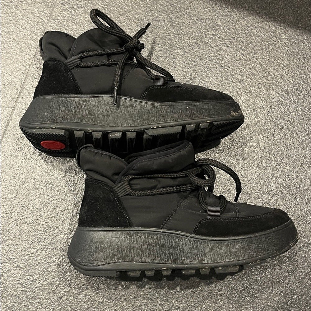 Fitflop size 7.5 Women Black Winter Boots